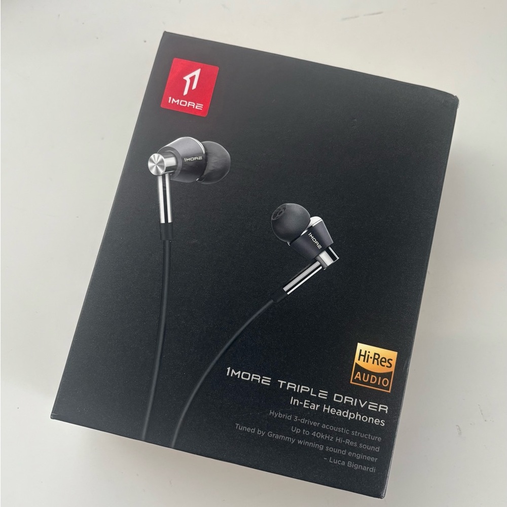 NWOT- Sleek Silver and Black In Ear Headphones with Metallic Accents - Picture 2 of 14